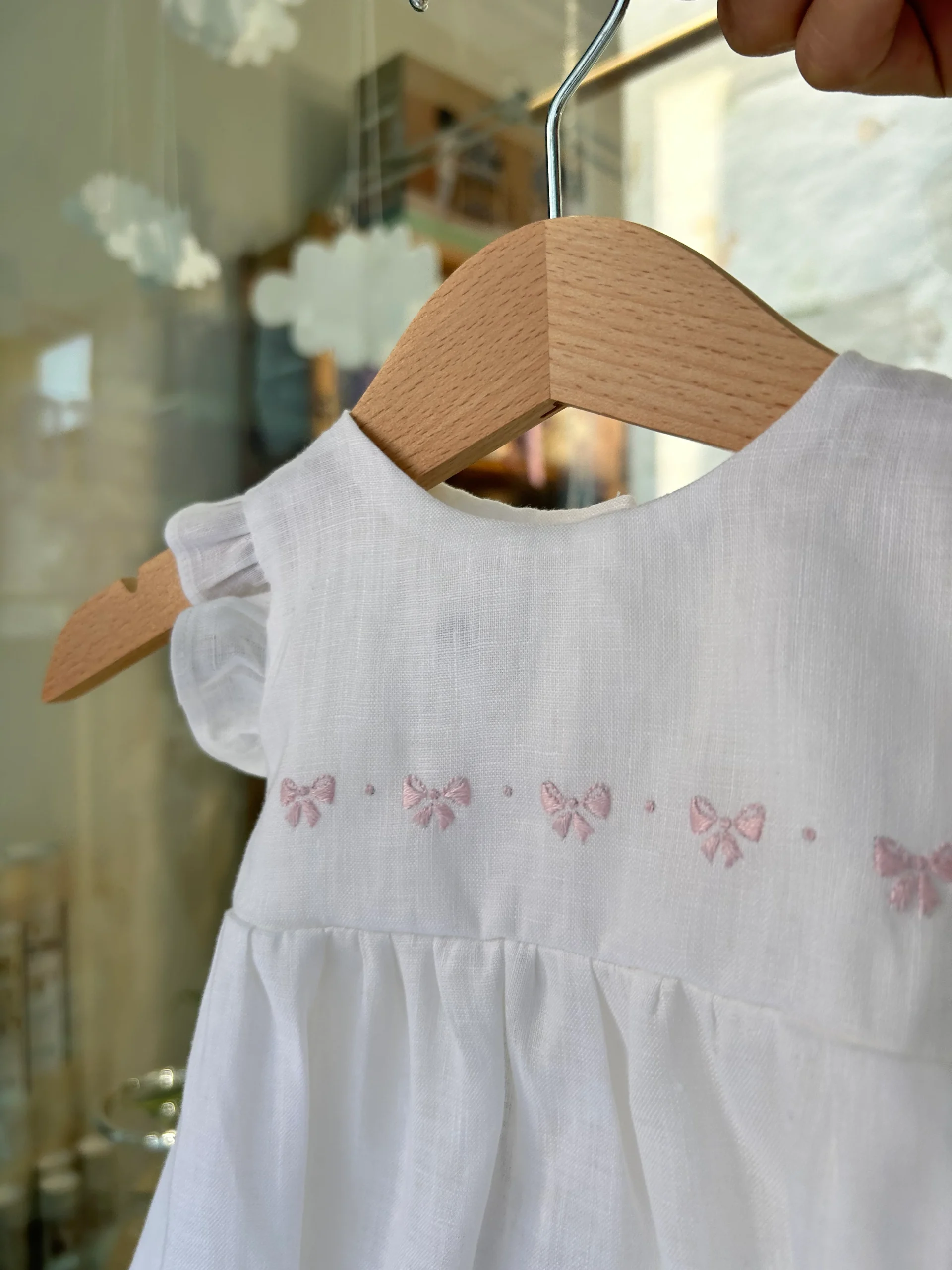 Pagliaccetto in lino con ricamo fiocchi rosa - immagine 3