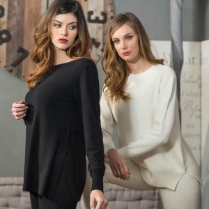 Maglia girocollo con spacchi laterali